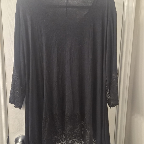 Elegant Black Lace Trim Tunic Top - Picture 3 of 5